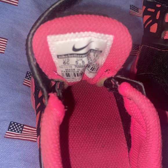 Black & bright pink Nike sneakers - Picture 6 of 6